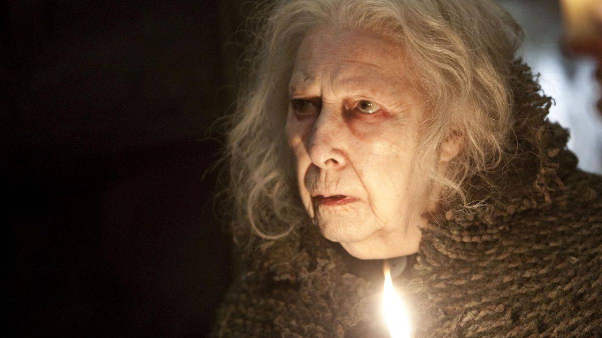 Hazel Douglas como Bathilda Bagshot em Harry Potter e as Relíquias da Morte Parte 1